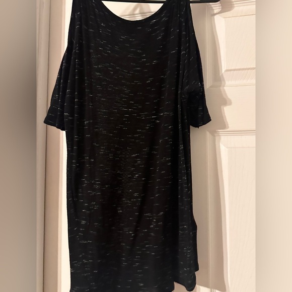 XXI Forever 21 Black And White Cold Shoulder Top Size Medium - Picture 6 of 6